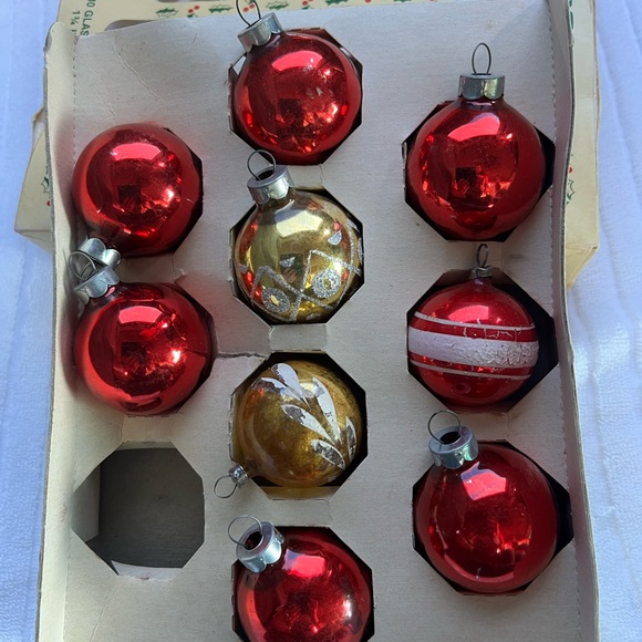 Vintage holly ornaments set of nine - Picture 2 of 2